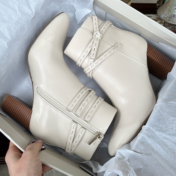 Brand New Bandolino Ivory Stacked Heeled Ankle Boots Bow Wrapped Strap - Picture 14 of 16